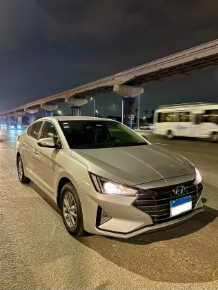هيونداي إلنترا 2025 فضي مستعملة للبيع