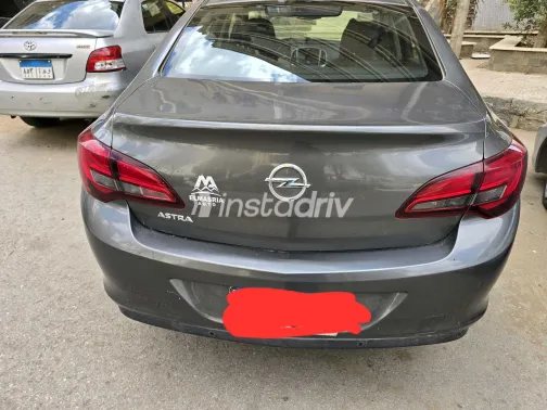 اوبل أسترا 2017 أبيض مستعملة للبيع - 1