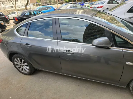 اوبل أسترا 2017 أبيض مستعملة للبيع - 10