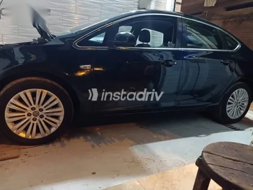 اوبل أسترا 2015 أزرق غامق مستعملة للبيع - 1