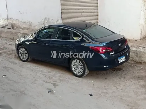 اوبل أسترا 2015 أزرق غامق مستعملة للبيع - 4