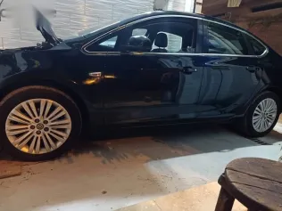 اوبل أسترا 2015 أزرق غامق مستعملة للبيع