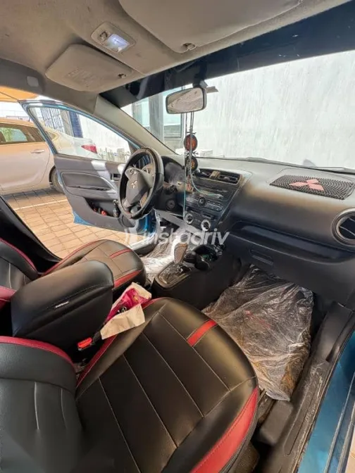 ميتسوبيشي اتراج 2014 أزرق غامق مستعملة للبيع - 4