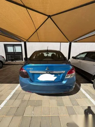 ميتسوبيشي اتراج 2014 أزرق غامق مستعملة للبيع