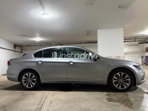 فولكس فاغن باسات 2021 فضي مستعملة للبيع - 3