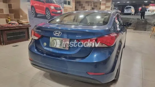 هيونداي إلنترا 2016 أزرق غامق مستعملة للبيع - 5