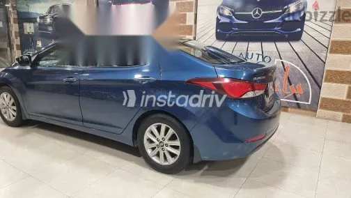 هيونداي إلنترا 2016 أزرق غامق مستعملة للبيع - 6