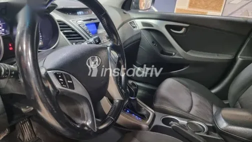 هيونداي إلنترا 2016 أزرق غامق مستعملة للبيع - 8