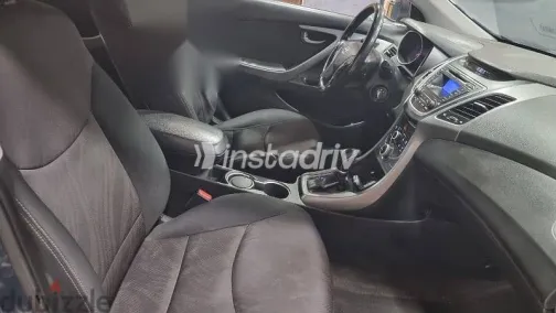 هيونداي إلنترا 2016 أزرق غامق مستعملة للبيع - 9