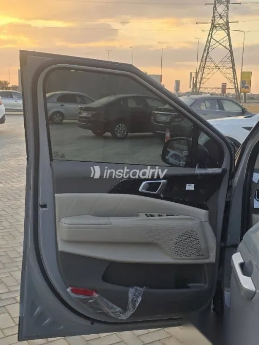 كيا كارنفال 2025 رمادي جديدة للبيع - 4