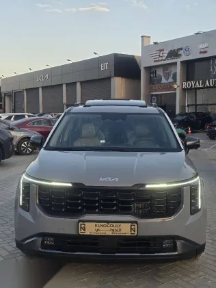 كيا كارنفال 2025 رمادي جديدة للبيع