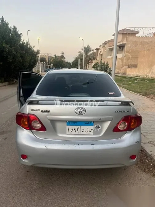 تويوتا كورولا 2009 فضي مستعملة للبيع - 2