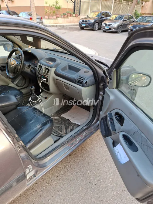 رينو كليو 2001 أبيض مستعملة للبيع - 2