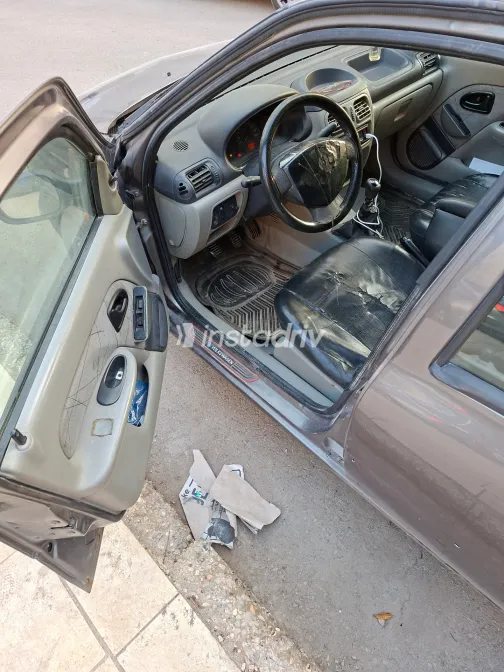 رينو كليو 2001 أبيض مستعملة للبيع - 7