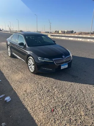 سكودا سوبيرب 2021 أسود مستعملة للبيع