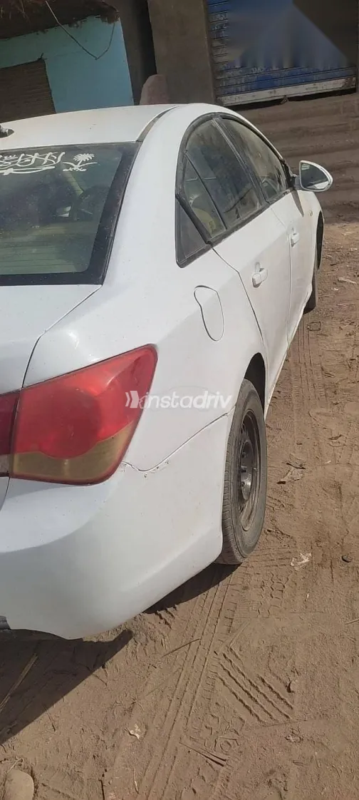 شيفروليه كروز 2010 أبيض مستعملة للبيع - 3