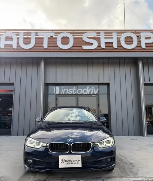 بي ام دبليو 318 2018 أزرق غامق مستعملة للبيع - 1