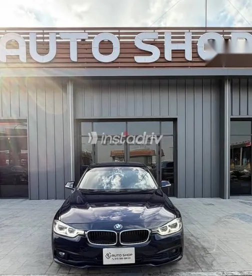 بي ام دبليو 318 2018 أزرق غامق مستعملة للبيع - 3