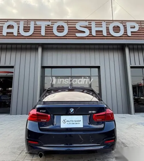 بي ام دبليو 318 2018 أزرق غامق مستعملة للبيع - 4