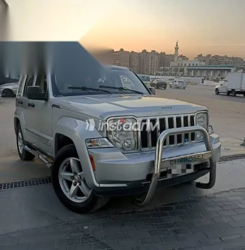 جيب شيروكي 2009 فضي مستعملة للبيع - 1