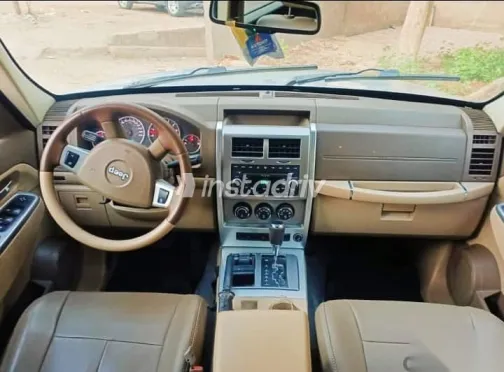 جيب شيروكي 2009 فضي مستعملة للبيع - 2