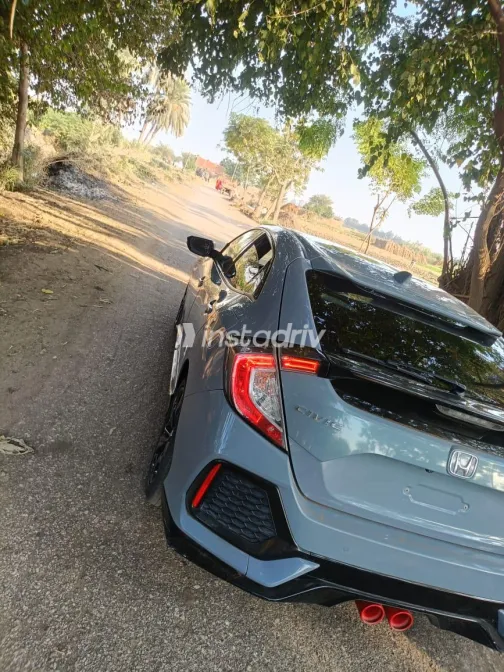 Honda CRV 2018 White Used for Sale - 2