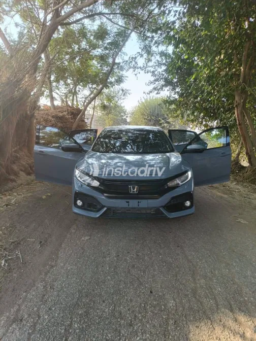 Honda CRV 2018 White Used for Sale - 3
