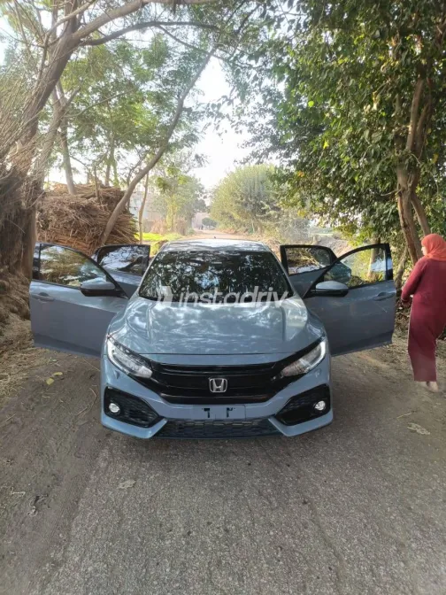 Honda CRV 2018 White Used for Sale - 10