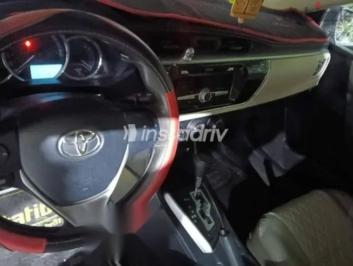 تويوتا كورولا 2015 أزرق غامق مستعملة للبيع - 3