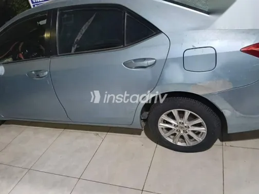 تويوتا كورولا 2015 أزرق غامق مستعملة للبيع - 4