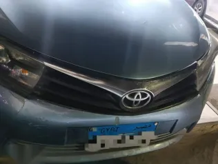 تويوتا كورولا 2015 أزرق غامق مستعملة للبيع