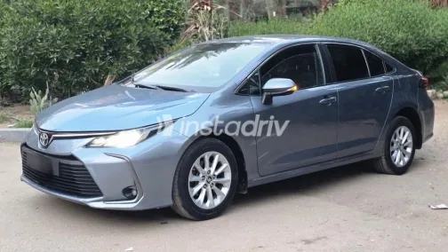 تويوتا كورولا 2022 أبيض مستعملة للبيع - 1