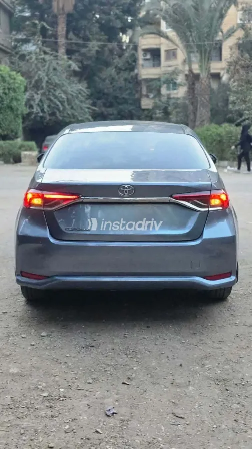 تويوتا كورولا 2022 أبيض مستعملة للبيع - 2