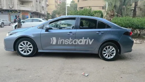 تويوتا كورولا 2022 أبيض مستعملة للبيع - 3