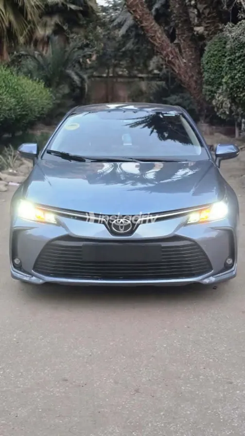 تويوتا كورولا 2022 أبيض مستعملة للبيع - 4