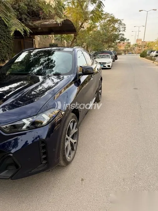 بي ام دبليو X6 2025 أزرق غامق مستعملة للبيع - 1