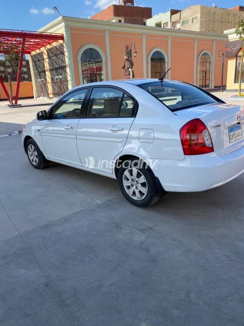 هيونداي اكسنت 2011 أبيض مستعملة للبيع - 1