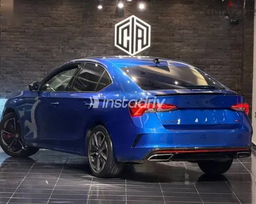 سكودا اوكتافيا 2022 أزرق غامق مستعملة للبيع - 2