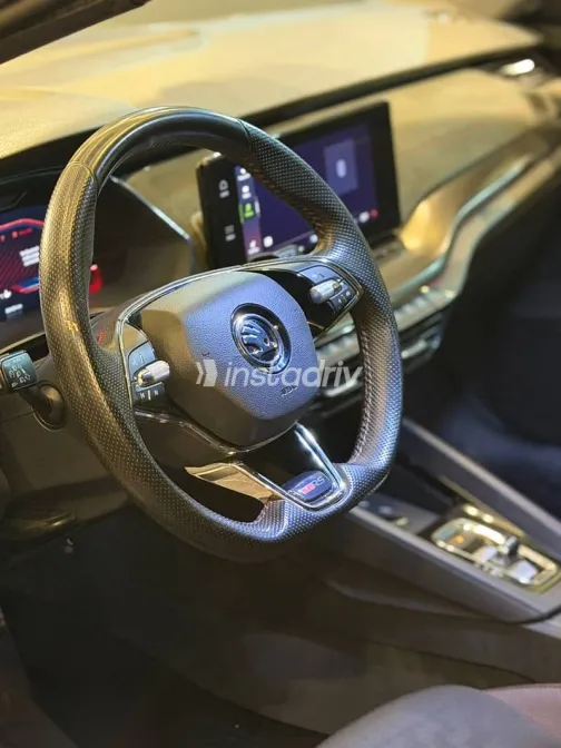 سكودا اوكتافيا 2022 أزرق غامق مستعملة للبيع - 5