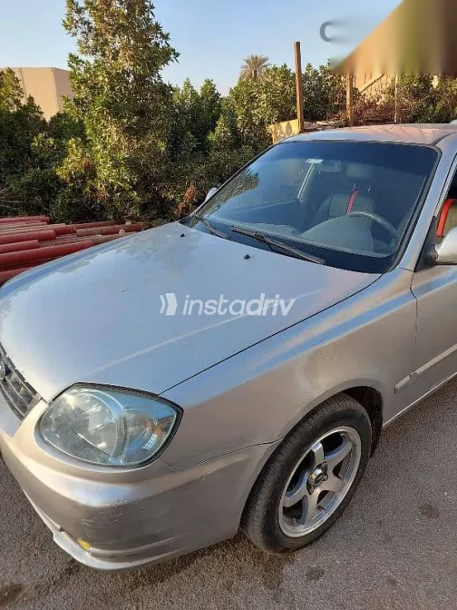 هيونداي فيرنا 2014 فضي مستعملة للبيع - 2