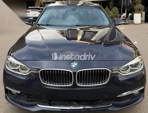بي ام دبليو 320 2018 أزرق غامق مستعملة للبيع - 1