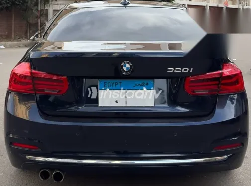 بي ام دبليو 320 2018 أزرق غامق مستعملة للبيع - 2