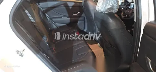 هيونداي إلنترا 2025 أبيض مستعملة للبيع - 5