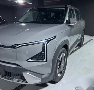 كيا اى فى 5 2026 رمادي جديدة للبيع