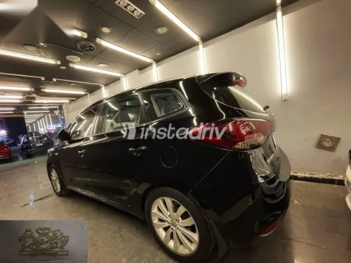 كيا كارينز 2014 أسود مستعملة للبيع - 3