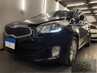 كيا كارينز 2014 أسود مستعملة للبيع