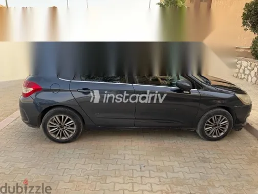 سيتروين C4 2014 أزرق غامق مستعملة للبيع - 4