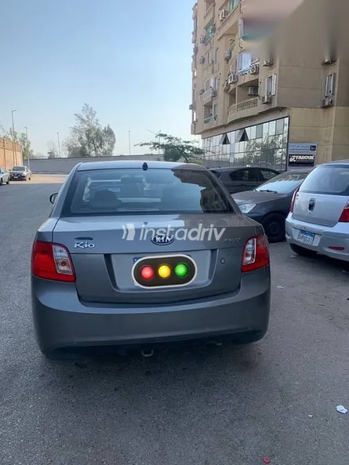 كيا ريو 2010 فضي مستعملة للبيع - 2