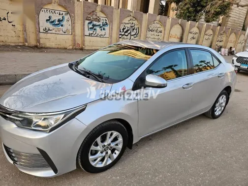 تويوتا كورولا 2018 فضي مستعملة للبيع - 2