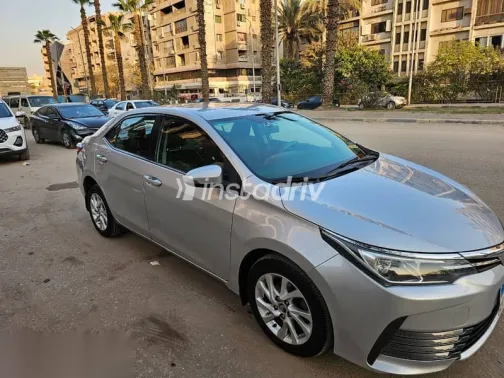 تويوتا كورولا 2018 فضي مستعملة للبيع - 3